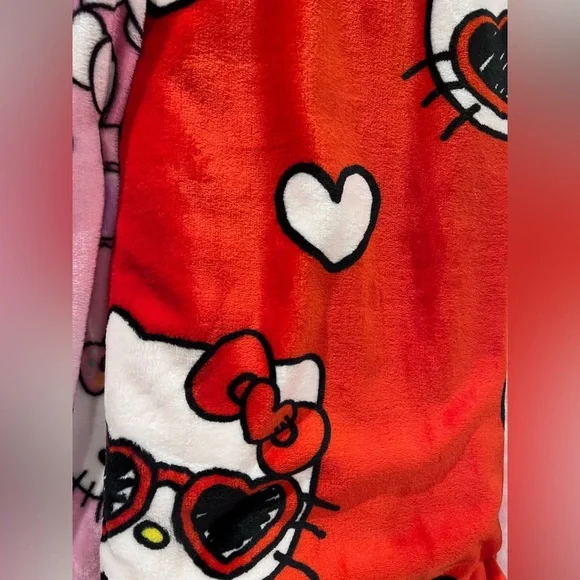 Brand New 60 x 70in Valentine’s Day Hello Kitty Throw! 😻🎀❤️ - Picture 2 of 4